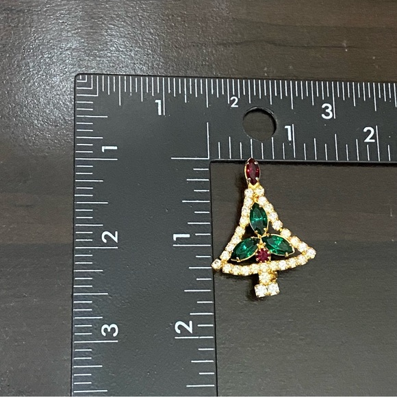 Vintage Glistening Red Green Crystal Rhinestone Festive Christmas Tree Brooch - Picture 8 of 10